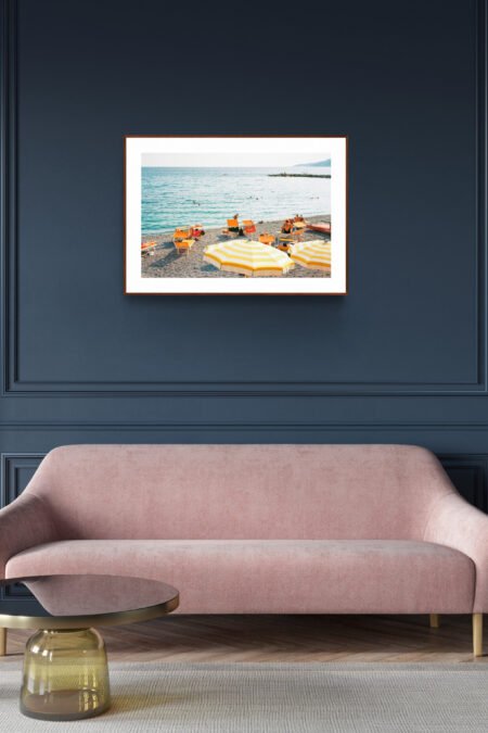 This lifestyle wall decor is a photographic journey, inviting you to lose yourself in Italy. The print captures a moment of relaxation after a swim, portraying Italian lifestyle and travel scenes.