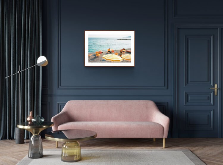 This lifestyle wall decor is a photographic journey, inviting you to lose yourself in Italy. The print captures a moment of relaxation after a swim, portraying Italian lifestyle and travel scenes.